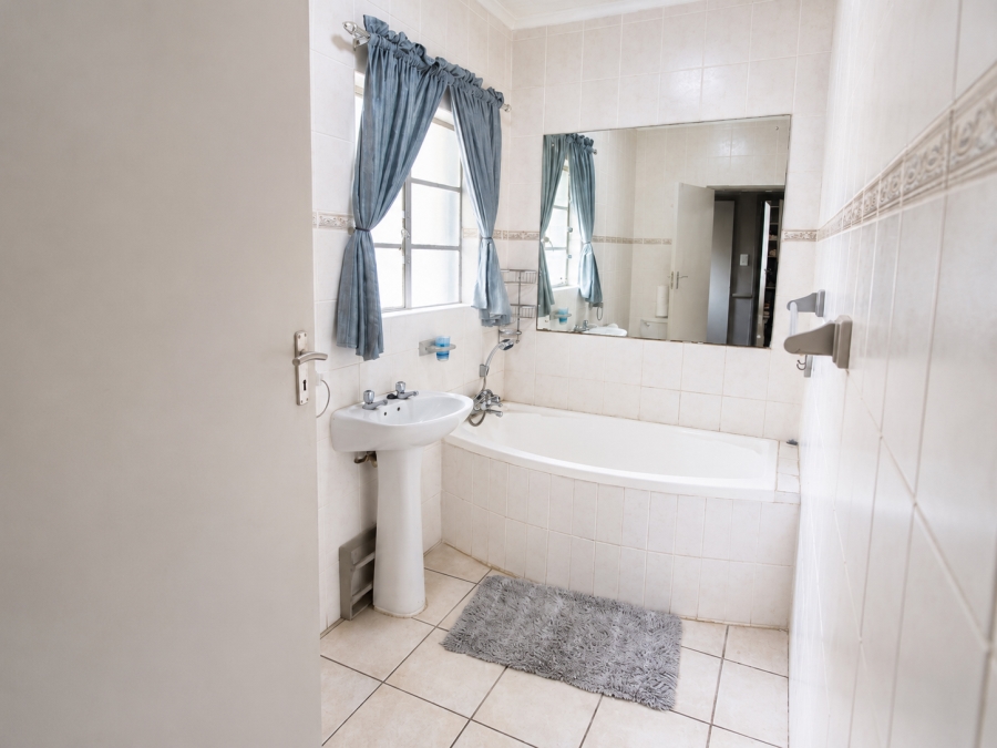 To Let 7 Bedroom Property for Rent in Humansdorp Eastern Cape